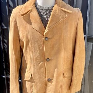 Beautiful suede sports jacket with removable lining.This jacket is well-made